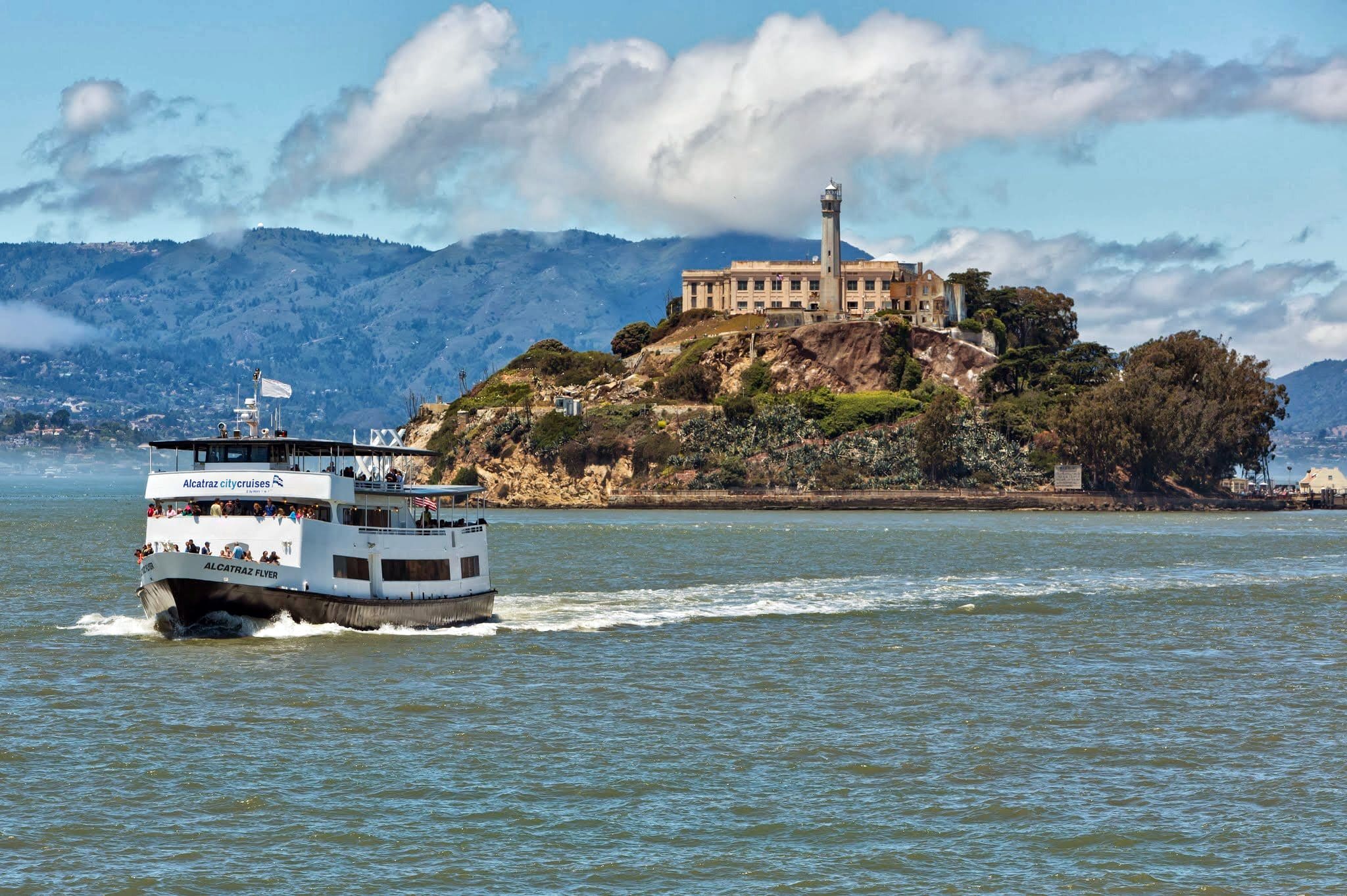 The picture alcatrazcitycruises.com shows when its homepage is shared